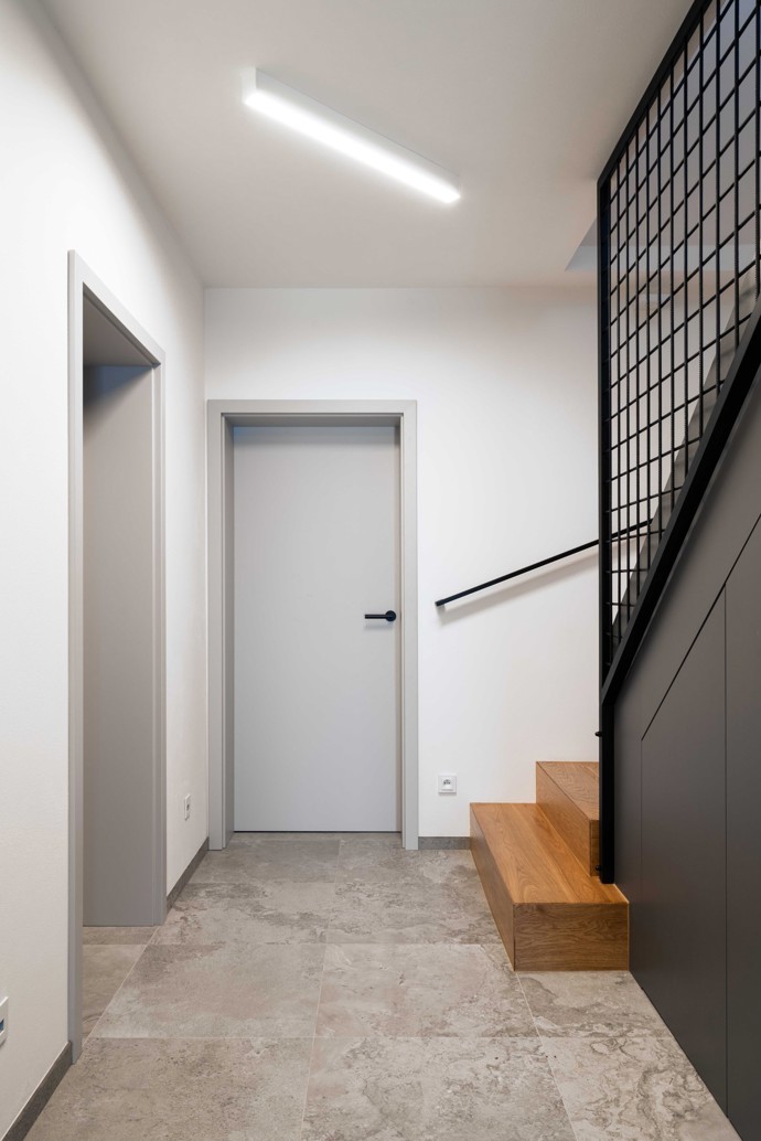 Dokonalá symbióza architektury a přírody. Dvojdům, který splývá se svahem v pražských Lipencích, přináší promyšlené dispoziční řešení, moderní materiály a jedinečnou atmosféru. Interiér plný chytrých detailů a minimalistické elegance je dílem studia OBLIQO DESIGN. 

