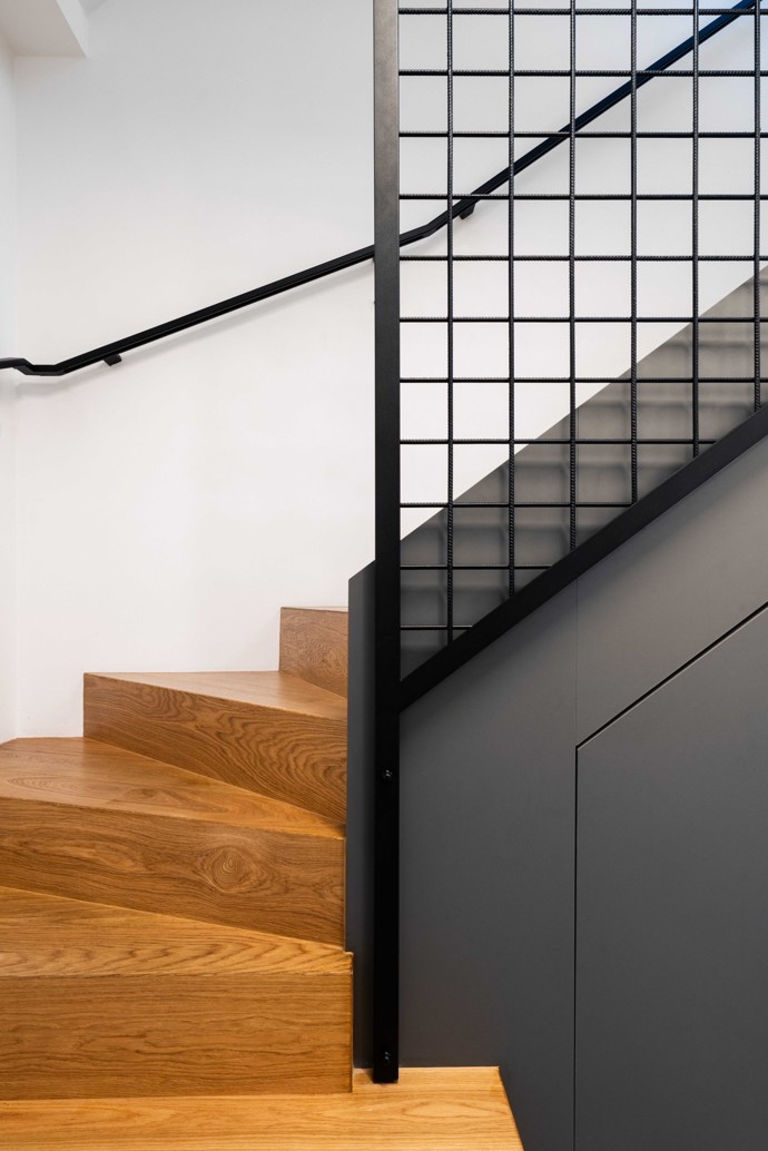 Dokonalá symbióza architektury a přírody. Dvojdům, který splývá se svahem v pražských Lipencích, přináší promyšlené dispoziční řešení, moderní materiály a jedinečnou atmosféru. Interiér plný chytrých detailů a minimalistické elegance je dílem studia OBLIQO DESIGN. 
