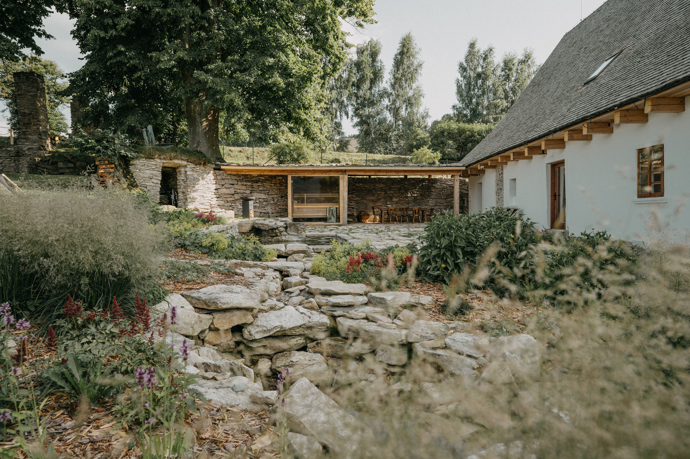 Chalupa Na Potok dokazuje, že i dům takřka určený k demolici může nabídnout moderní komfort, aniž by přišel o své kouzlo. Majitelé dbali na každý detail, ať už jde o zachování původního vzhledu, využití místních materiálů nebo vyšperkování interiéru. 

