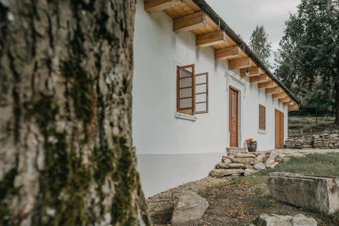 Chalupa Na Potok dokazuje, že i dům takřka určený k demolici může nabídnout moderní komfort, aniž by přišel o své kouzlo. Majitelé dbali na každý detail, ať už jde o zachování původního vzhledu, využití místních materiálů nebo vyšperkování interiéru. 
