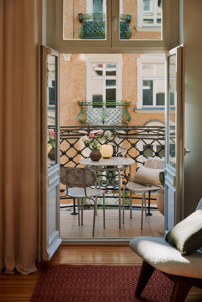 Vše začíná promyšleným výběrem nábytku, doplňků a rostlin, které balkon umí proměnit v harmonický prostor. Záleží na každém detailu. Ať už jde o barvy, textury nebo světlo. 
