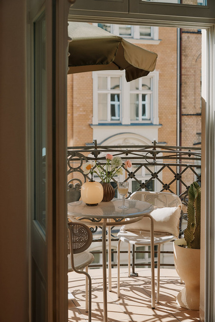 Vše začíná promyšleným výběrem nábytku, doplňků a rostlin, které balkon umí proměnit v harmonický prostor. Záleží na každém detailu. Ať už jde o barvy, textury nebo světlo. 
