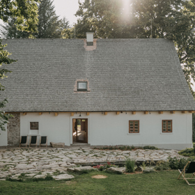Chalupa Na Potok dokazuje, že i dům takřka určený k demolici může nabídnout moderní komfort, aniž by přišel o své kouzlo. Majitelé dbali na každý detail, ať už jde o zachování původního vzhledu, využití místních materiálů nebo vyšperkování interiéru. 
