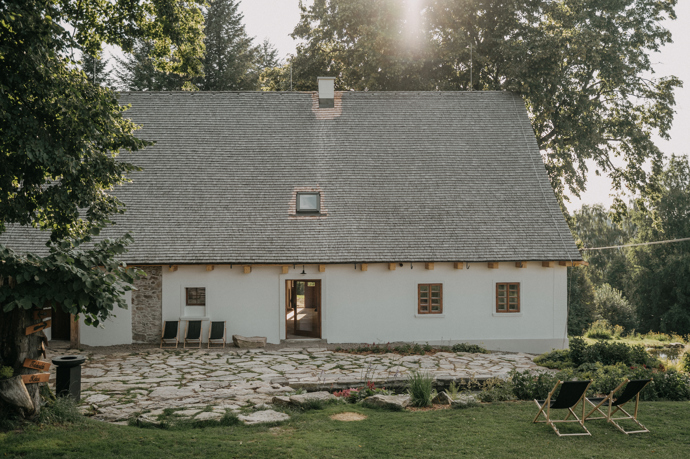 Chalupa Na Potok dokazuje, že i dům takřka určený k demolici může nabídnout moderní komfort, aniž by přišel o své kouzlo. Majitelé dbali na každý detail, ať už jde o zachování původního vzhledu, využití místních materiálů nebo vyšperkování interiéru. 
