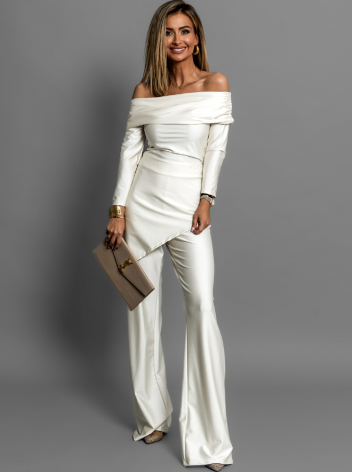 Krémový elastický kalhotový komplet, Erika Fashion, 839 Kč, dostupný na erikafashion.cz
Krémový elastický kalhotový komplet, Erika Fashion, 839 Kč, dostupný na erikafashion.cz