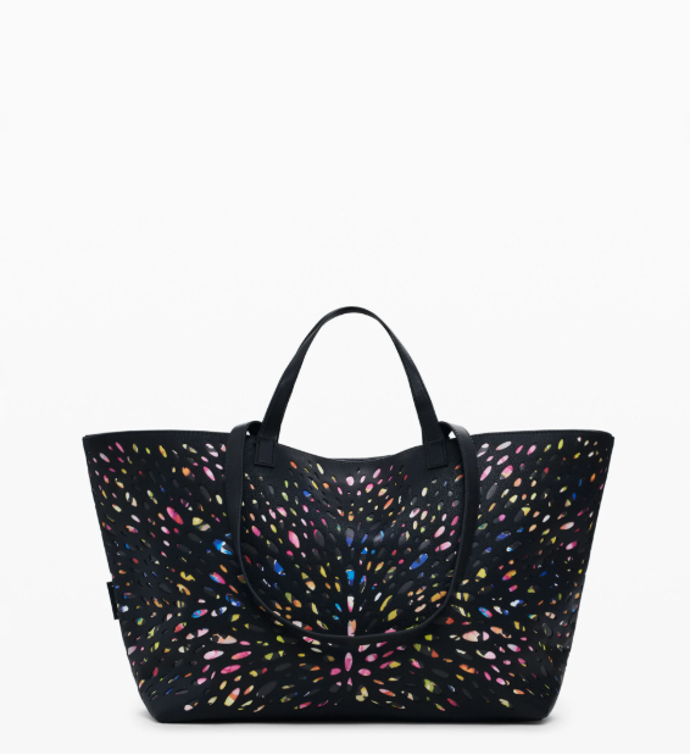 Děrovaná shopper taška, Desigual, 2379 Kč
Děrovaná shopper taška, Desigual, 2379 Kč