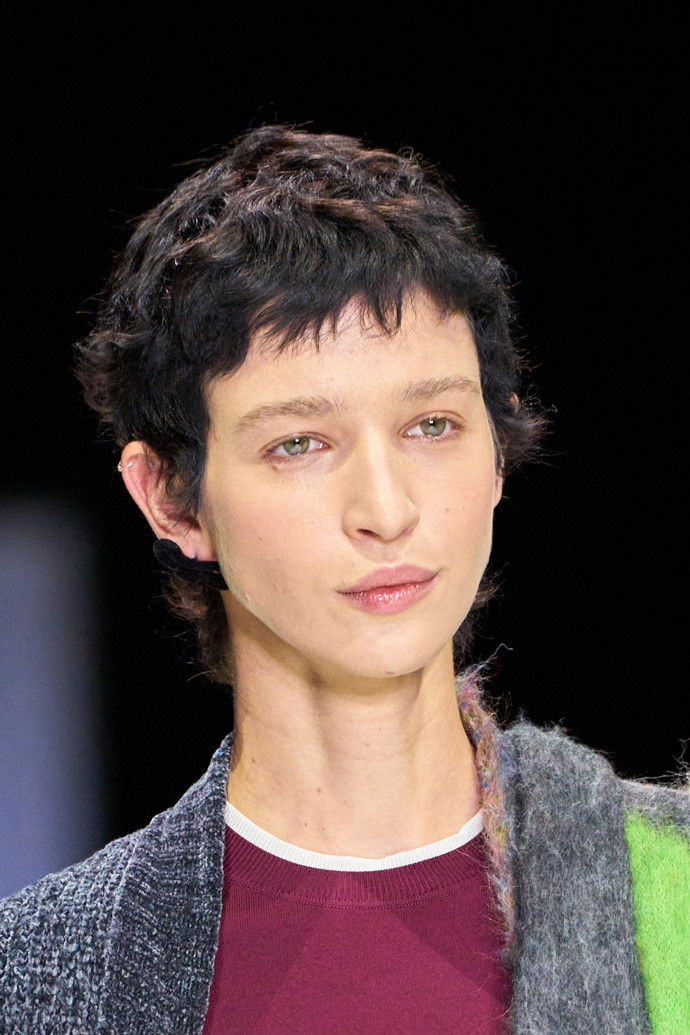 Pixie cut na jaro 2025
Pixie cut na jaro 2025