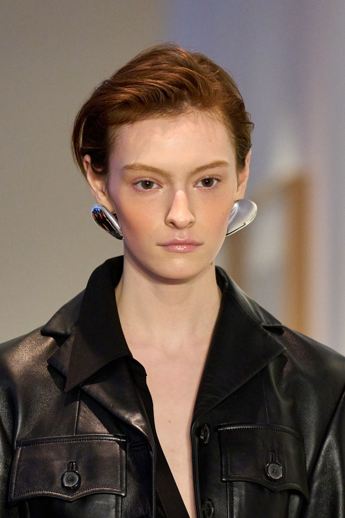 Pixie cut na jaro 2025
Pixie cut na jaro 2025