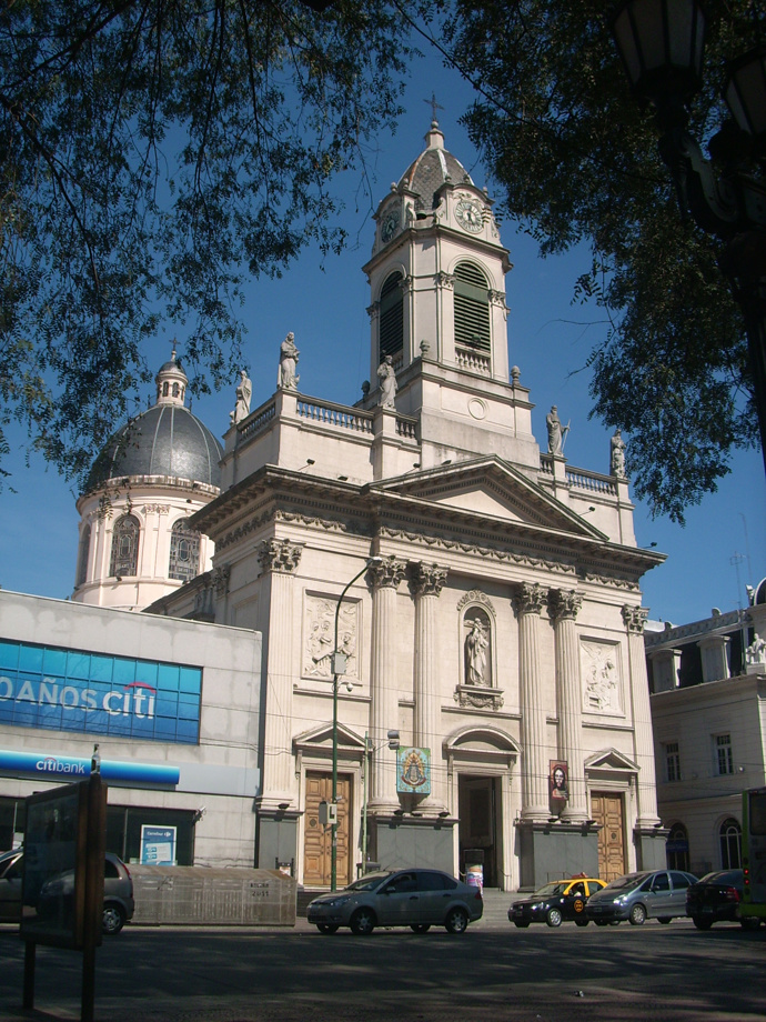 Bazilika sv. Josefa ve Flores, čtvrti Buenos Aires, kde Bergoglio vyrostl a začal kněžské působení. Jeho snahou bylo sblížit Evropu se vzdálenou Latinskou Amerikou
Bazilika sv. Josefa ve Flores, čtvrti Buenos Aires, kde Bergoglio vyrostl a začal kněžské působení. Jeho snahou bylo sblížit Evropu se vzdálenou Latinskou Amerikou