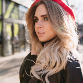 Ombré a balayage barevní vlasů je tu s námi již přibližně 20 let. Nyní však přišli kadeřníci s novinkou - sombré barvením, které si zakládá na maximálně přirozeném vzhledu. Imituje práci slunečních paprsků, které některé pramínky zesvětlují. 
