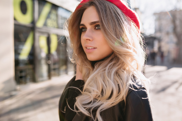 Ombré a balayage barevní vlasů je tu s námi již přibližně 20 let. Nyní však přišli kadeřníci s novinkou - sombré barvením, které si zakládá na maximálně přirozeném vzhledu. Imituje práci slunečních paprsků, které některé pramínky zesvětlují. 
