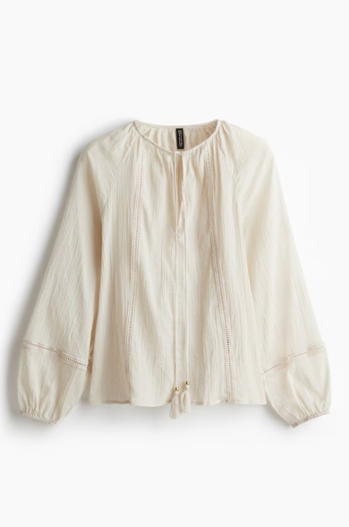 Halenka s krajkovými vsadkami a balonovými rukávy, H&M, 479 Kč
