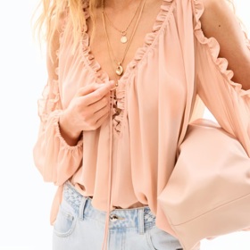 Šifonová halenka odhalující ramena, H&M, 599 Kč
