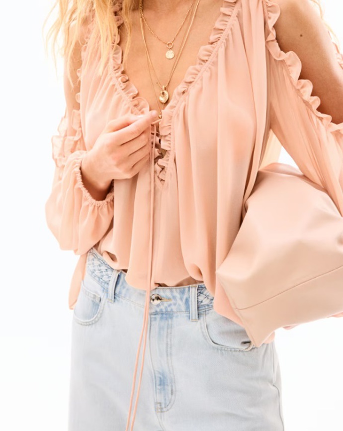 Šifonová halenka odhalující ramena, H&M, 599 Kč
