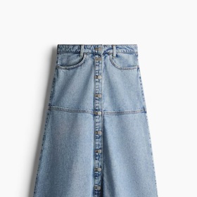 Džínová sukně áčkový střih, H&M, 839 Kč
