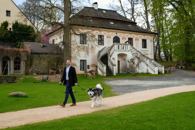 Opravil kulturní poklad Jižních Čech a přitom sám bydlí jako pošťák: Příběh muže, který vdechl život zámku i vesnici