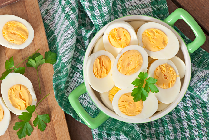 Pouhých 100 gramů vajec (což jsou asi 2 vejce velikosti M) prý stačí k tomu, abychom pokryli až třetinu doporučené denní potřeby vitaminu D.
