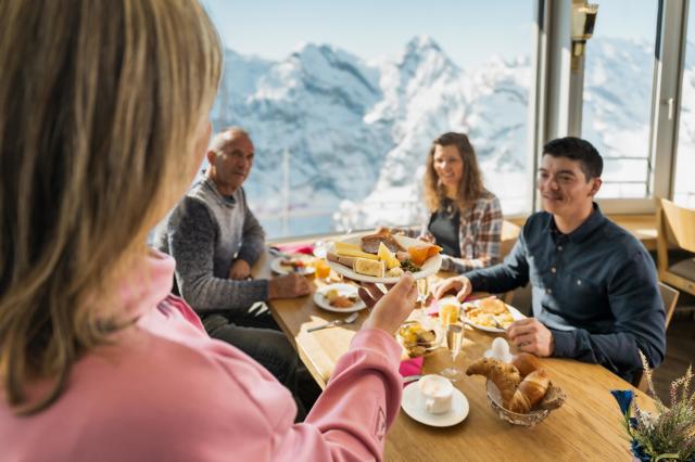 Zažijte krásy švýcarských hor tentokrát jinak: Jedinečný brunch na vrcholu Schilthornu i lanovky s dechberoucími výhledy
