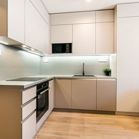 Bývalý lom se proměnil na domov pro 141 domácností s byty vybavených moderními technologiemi. Projekt bude využívat inteligentní systém Loxone, který zajistí automatizaci provozu a efektivní využití energetických zdrojů od tepelných čerpadel, přes stínění až po klimatizaci. Každý byt má svůj řídící panel na zdi, ale spoustu funkcí zvládnete spravovat i ze svého chytrého telefonu.
