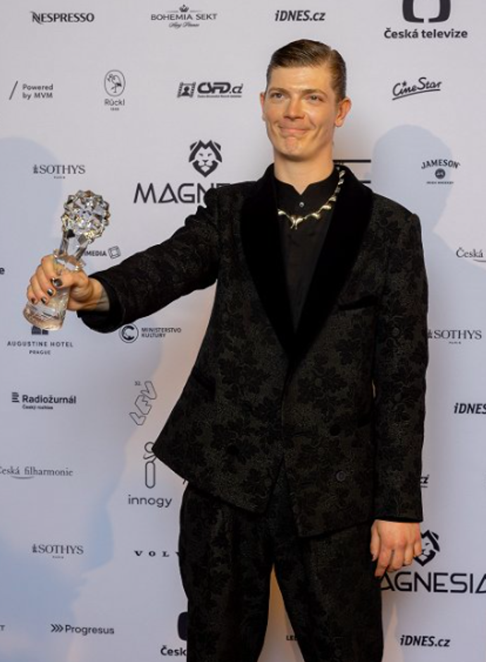 Šťastný herec s vysněnou cenou
