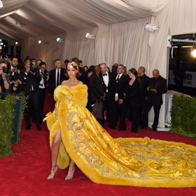 Rihanna na Met Gala v roce 2015. Ikonické žluté šaty s dlouhou vlečkou, které navrhla čínská návrhářka Guo Pei.
Rihanna na Met Gala v roce 2015. Ikonické žluté šaty s dlouhou vlečkou, které navrhla čínská návrhářka Guo Pei.