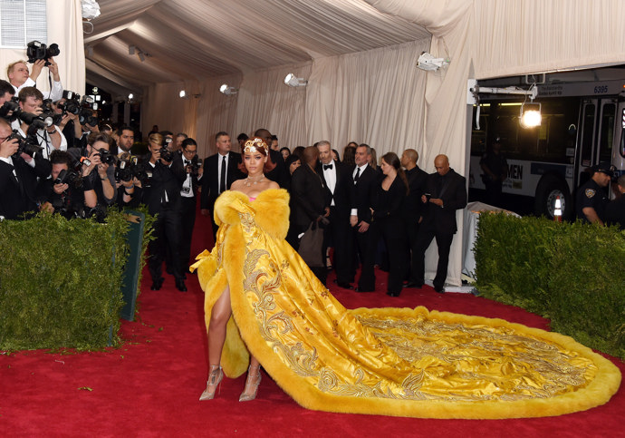 Rihanna na Met Gala v roce 2015. Ikonické žluté šaty s dlouhou vlečkou, které navrhla čínská návrhářka Guo Pei.
Rihanna na Met Gala v roce 2015. Ikonické žluté šaty s dlouhou vlečkou, které navrhla čínská návrhářka Guo Pei.
