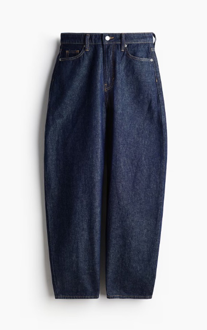Tmavě modré barrel jeans, H&M, 839 Kč
