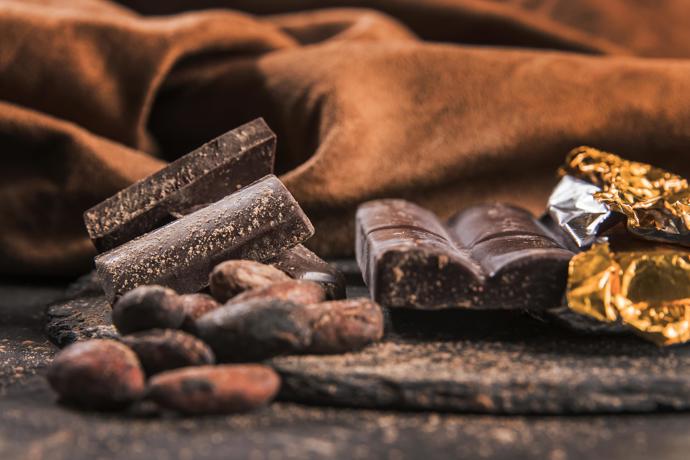 Čím vyšší je obsah kakaa v čokoládě, tím vyšší je obsah železa. Sto gramů hořké čokolády se 70% obsahem kakaa obsahuje 17 mg železa.
