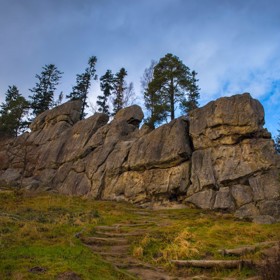 Monumentální pískovcové stěny, čertovská pověst i výhledy do krajiny – Čertovy skály u Lidečka jsou místem, které spojuje přírodu, příběh i dobrodružství.
