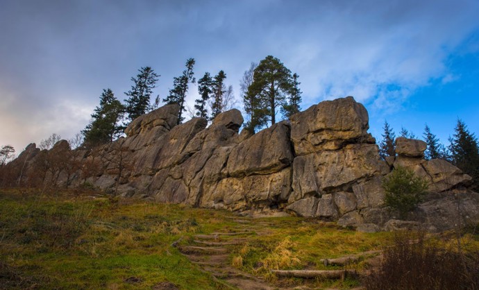 Monumentální pískovcové stěny, čertovská pověst i výhledy do krajiny – Čertovy skály u Lidečka jsou místem, které spojuje přírodu, příběh i dobrodružství.

