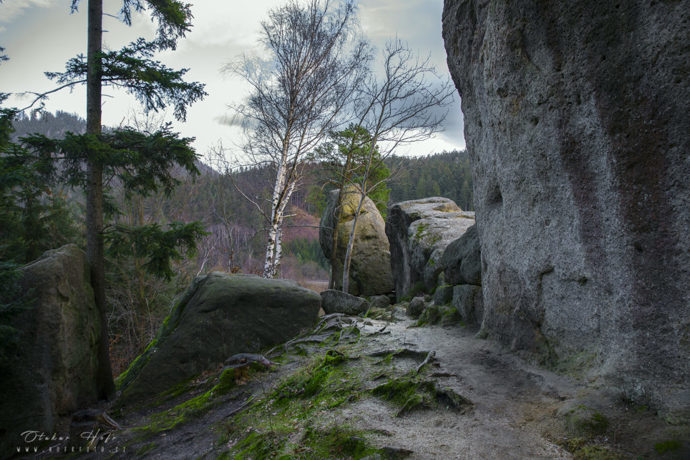 Monumentální pískovcové stěny, čertovská pověst i výhledy do krajiny – Čertovy skály u Lidečka jsou místem, které spojuje přírodu, příběh i dobrodružství.
