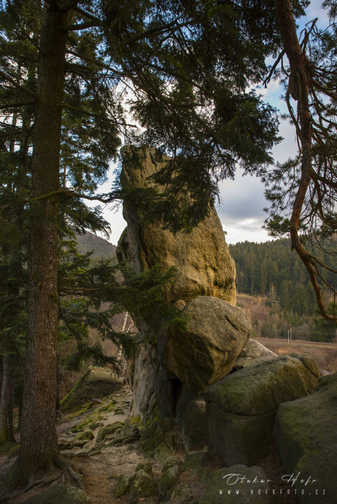 Monumentální pískovcové stěny, čertovská pověst i výhledy do krajiny – Čertovy skály u Lidečka jsou místem, které spojuje přírodu, příběh i dobrodružství.
