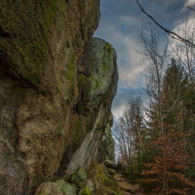 Monumentální pískovcové stěny, čertovská pověst i výhledy do krajiny – Čertovy skály u Lidečka jsou místem, které spojuje přírodu, příběh i dobrodružství.
