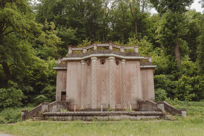Každý pokoj v Baske Ville je pečlivě navržen tak, aby spojoval historický šarm s moderním komfortem. Designéři dbali na detaily odkazující na bohatou historii vily, a zároveň zajistili, že hosté budou mít k dispozici veškeré moderní vybavení pro pohodlný pobyt. 
