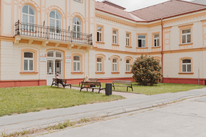 Každý pokoj v Baske Ville je pečlivě navržen tak, aby spojoval historický šarm s moderním komfortem. Designéři dbali na detaily odkazující na bohatou historii vily, a zároveň zajistili, že hosté budou mít k dispozici veškeré moderní vybavení pro pohodlný pobyt. 
