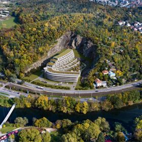 Bývalý lom se proměnil na domov pro 141 domácností s byty vybavených moderními technologiemi. Projekt bude využívat inteligentní systém Loxone, který zajistí automatizaci provozu a efektivní využití energetických zdrojů od tepelných čerpadel, přes stínění až po klimatizaci. Každý byt má svůj řídící panel na zdi, ale spoustu funkcí zvládnete spravovat i ze svého chytrého telefonu.
