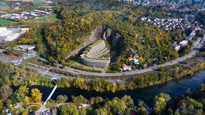 Bývalý lom se proměnil na domov pro 141 domácností s byty vybavených moderními technologiemi. Projekt bude využívat inteligentní systém Loxone, který zajistí automatizaci provozu a efektivní využití energetických zdrojů od tepelných čerpadel, přes stínění až po klimatizaci. Každý byt má svůj řídící panel na zdi, ale spoustu funkcí zvládnete spravovat i ze svého chytrého telefonu.
