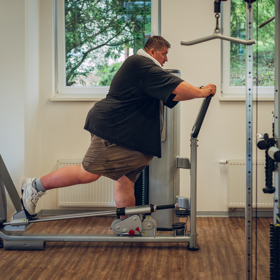 Lukáš je velký dříč, na stavbě pracuje od svých sedmnácti let a jak říká, když byl mladší tak zvedal cihly a stavěl baráky rukama, to se ještě hýbal. Teď se už moc nehýbe, necvičí, ani nikam nechodí. I jeho partnerka jezdí na dovolené sama. Lukáš jen leží doma a odpočívá.
