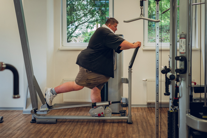 Lukáš je velký dříč, na stavbě pracuje od svých sedmnácti let a jak říká, když byl mladší tak zvedal cihly a stavěl baráky rukama, to se ještě hýbal. Teď se už moc nehýbe, necvičí, ani nikam nechodí. I jeho partnerka jezdí na dovolené sama. Lukáš jen leží doma a odpočívá.
