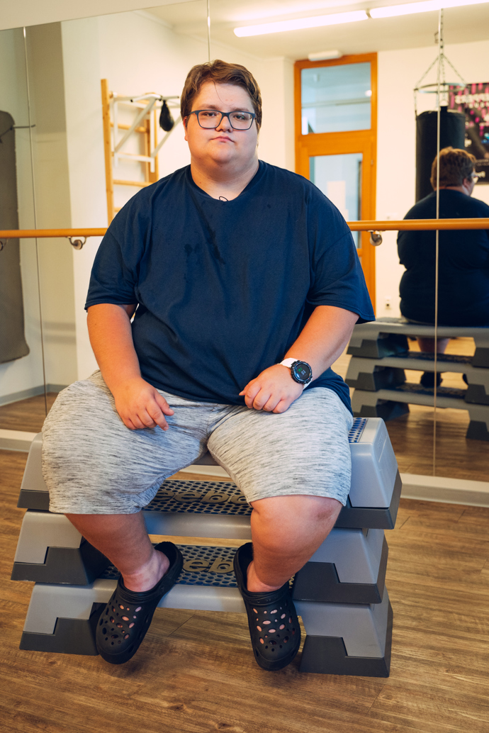 Jaroslavu Petřekovi je 19 let a váží 181 kilogramů. Extrémní proměna s Martinem Košťálem je jeho poslední šanci, lékaři mu jinak predikují špatný konec.
Jaroslavu Petřekovi je 19 let a váží 181 kilogramů. Extrémní proměna s Martinem Košťálem je jeho poslední šanci, lékaři mu jinak predikují špatný konec.