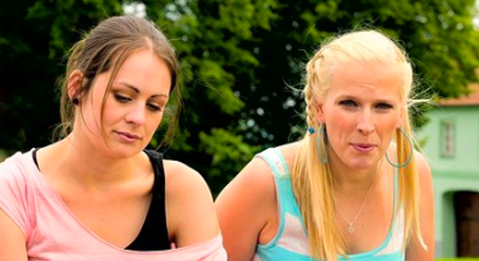 Dcera Kamila (vpravo) si zahrála v Babovřeskách
Dcera Kamila (vpravo) si zahrála v Babovřeskách