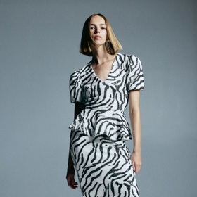 Pouzdrová sukně s flitrovým vzorem, H&M, 2 999 Kč
