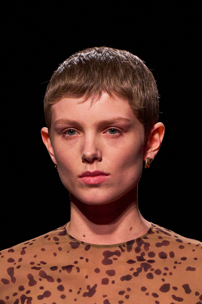 Pixie cut na jaro 2025
Pixie cut na jaro 2025