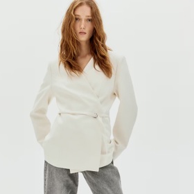 Zavinovací sako s páskem, H&M, 799 Kč
