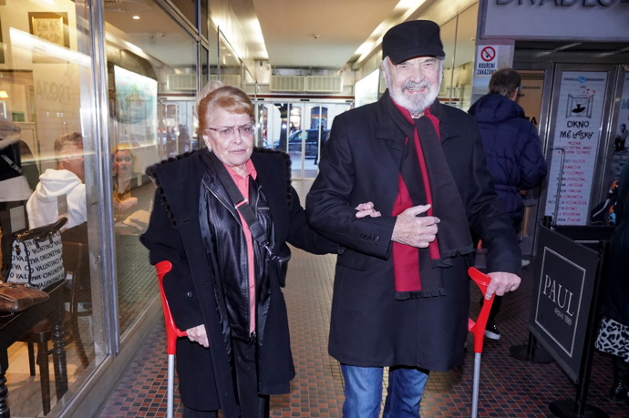S manželkou občas zavítají na slavnostní premiéry filmů a divadelních představení
S manželkou občas zavítají na slavnostní premiéry filmů a divadelních představení