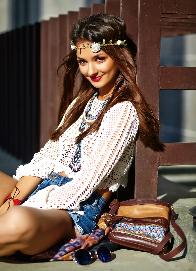Boho chic není pouze výsadou mladých. V současné formě sluší i ženám po čtyřicítce, kterým dodá mladistvý vzhled.
