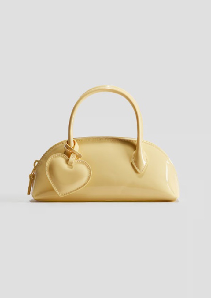 Lakovaná kabelka s přívěškem, H&M, 429 Kč
