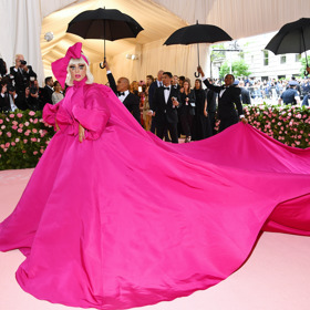 Lady Gaga na Met Gala v roce 2019 v modelu od amerického návrháře Brandon Maxwell.
Lady Gaga na Met Gala v roce 2019 v modelu od amerického návrháře Brandon Maxwell.