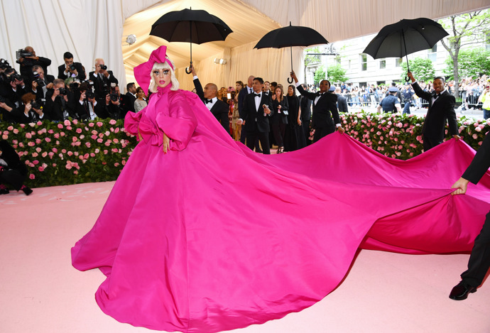 Lady Gaga na Met Gala v roce 2019 v modelu od amerického návrháře Brandon Maxwell.
Lady Gaga na Met Gala v roce 2019 v modelu od amerického návrháře Brandon Maxwell.