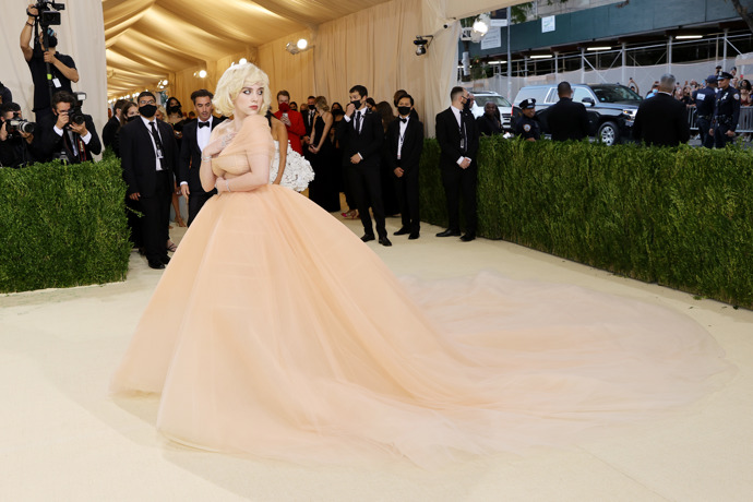 Billie Eilish na Met Gala v roce 2021 v róbě od návrháře Oscara de la Renty.
Billie Eilish na Met Gala v roce 2021 v róbě od návrháře Oscara de la Renty.